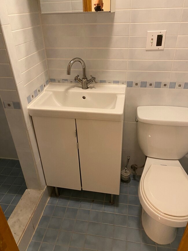 bathroom - 2002 W 11th St
