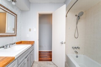 Building Photo - 3927 Pleasant Valley Dr