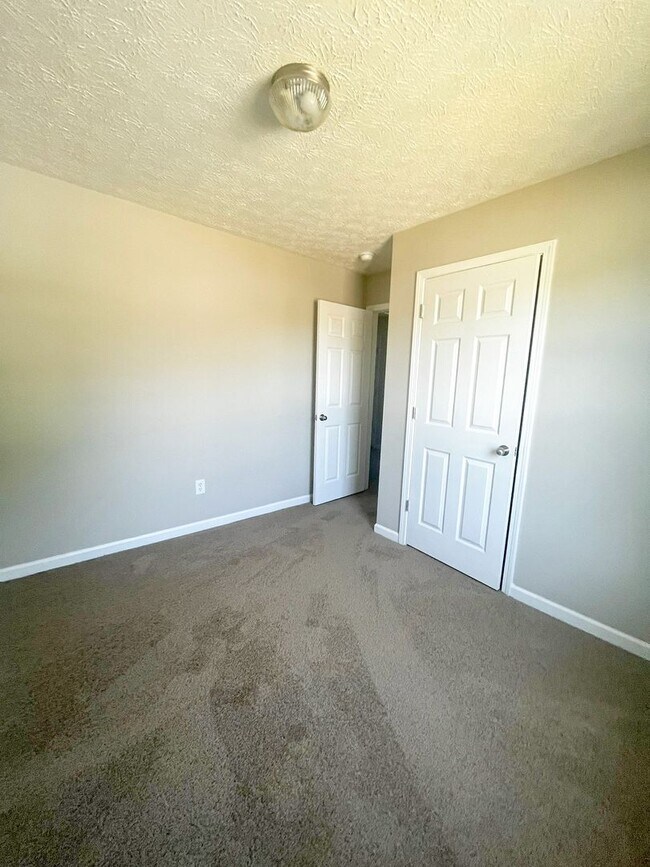 Foto del edificio - Beautiful 3-Bedroom Home with Spacious Yar...