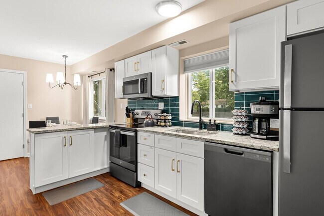 Foto del edificio - 18451 Sharon Ln