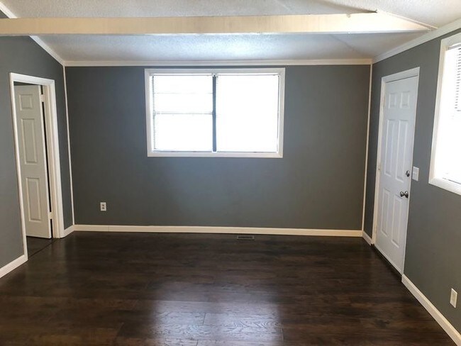Building Photo - Nashville - 2 Bedroom 1 Bath Duplex