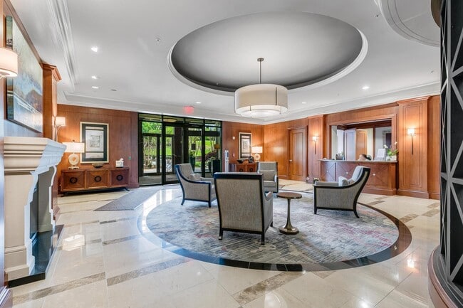 Foto del edificio - 8220 Crestwood Heights Dr