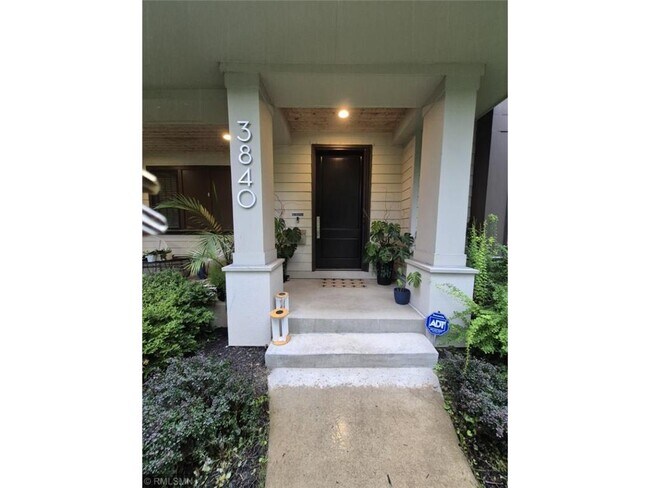 Foto del edificio - 3840 Upton Ave S