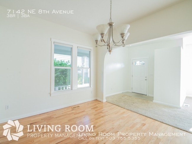 Building Photo - Dekum Cutie with A/C and Private Backyard!