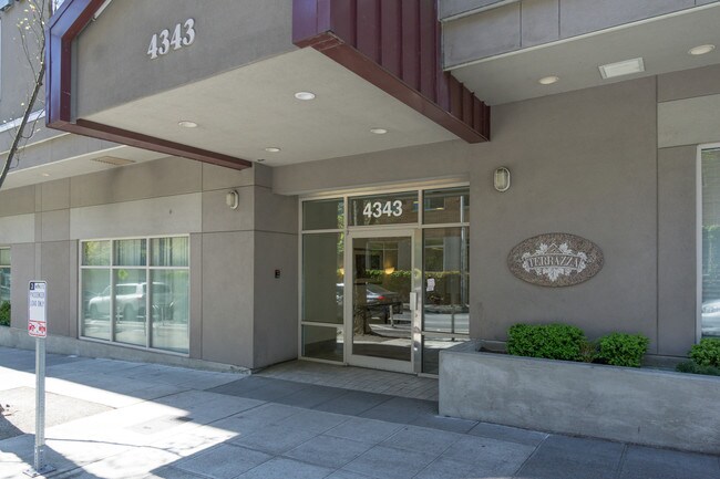 Foto del edificio - 4343 Roosevelt Way NE