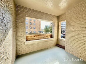 Building Photo - 710 W 48th St