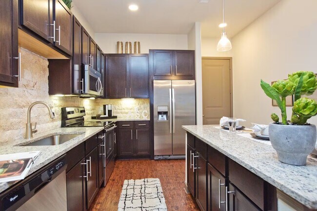 Foto del edificio - Stylish 1-Bed Apartment | Fitness & Rec Areas!