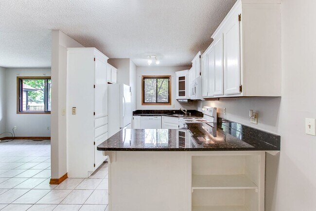 Foto del edificio - Two bedroom townhome with two garages avai...