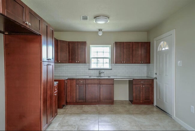Kitchen - 305 Albert St