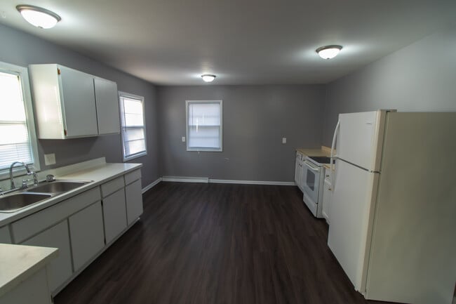 Kitchen/Dining - 2813 E G Ave