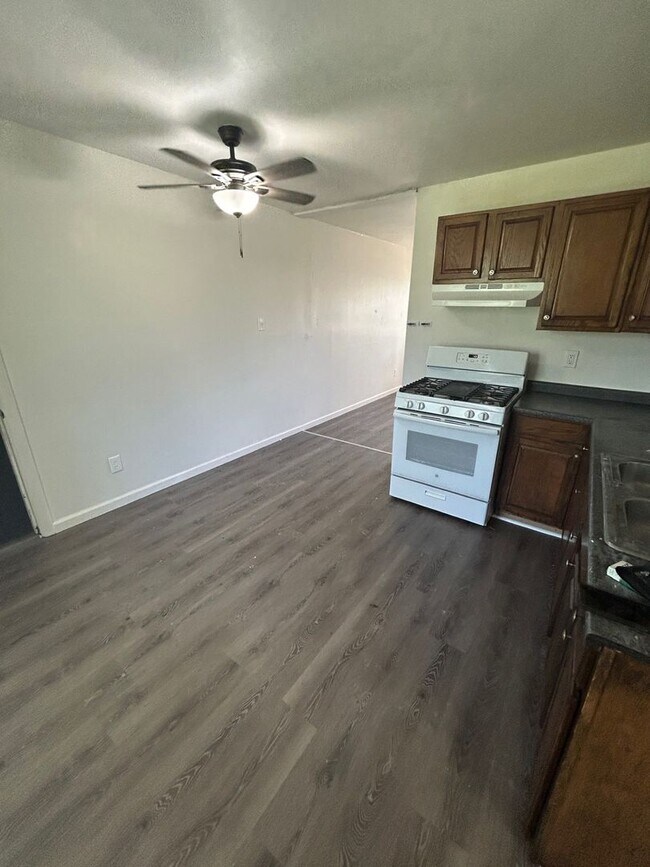 Foto del edificio - For Lease