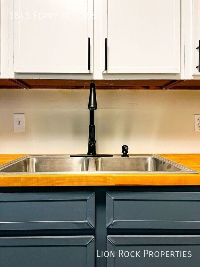 Foto del edificio - Stylish 2-Bedroom Flat in Anoka's Flats on...