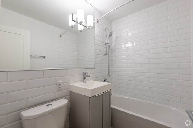 1BR, 1BA - 631SF - Bathroom - 100 Cosburn Ave