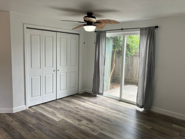 Building Photo - Three Bedroom Duplex in North Salem
