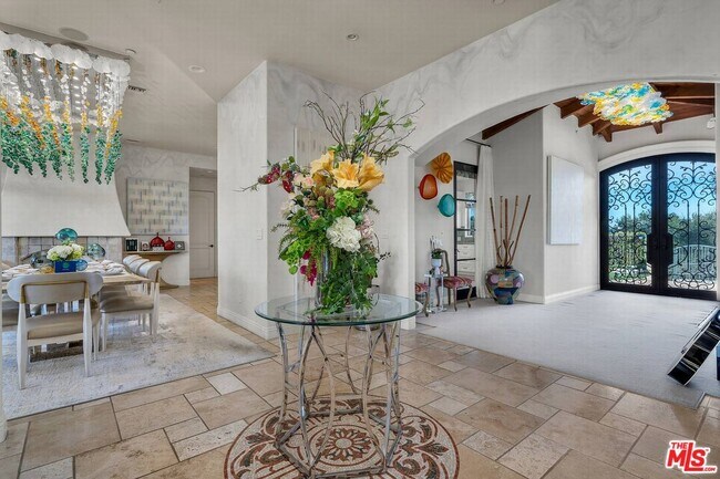 Foto del edificio - 3110 Benedict Canyon Drive