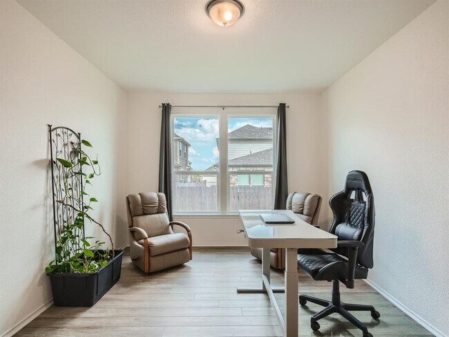 Foto del edificio - 7404 Lowery Xing