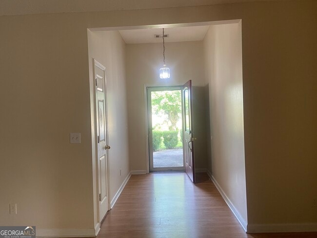 Building Photo - 105 Luster Ct