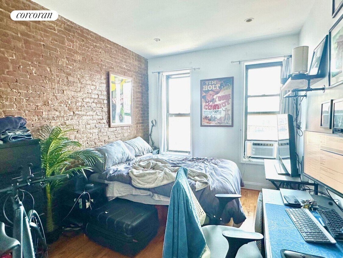 Foto principal - 235 E 4th St
