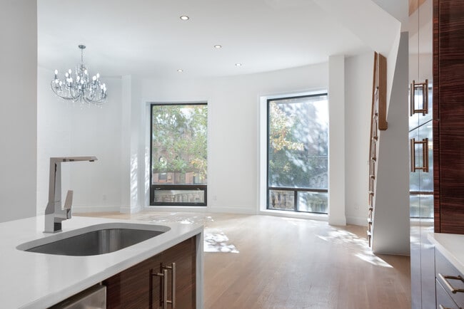 Building Photo - 311 W 91st St