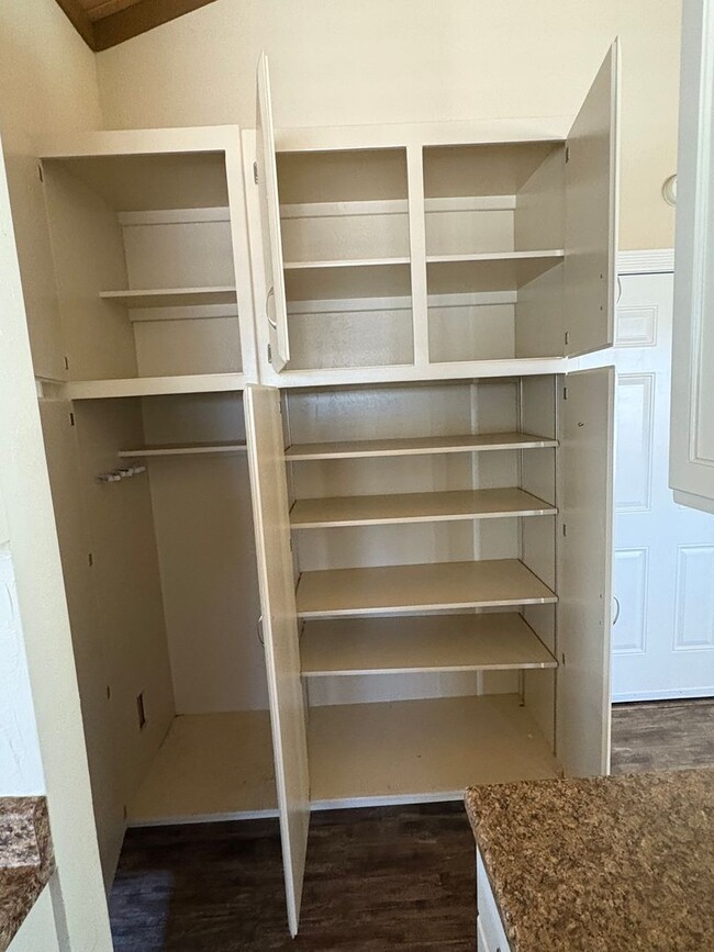 Foto del edificio - 3 bedroom, 1 & 1/4 baths on Arth