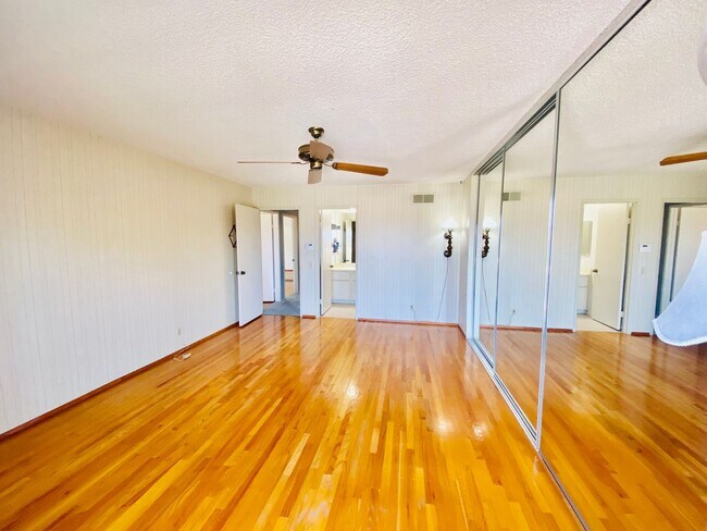 Foto del edificio - Gorgeous Townhome with views of Lake Murra...