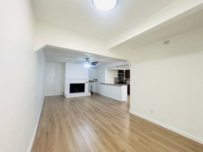 Foto del edificio - 7358 Balcom Ave