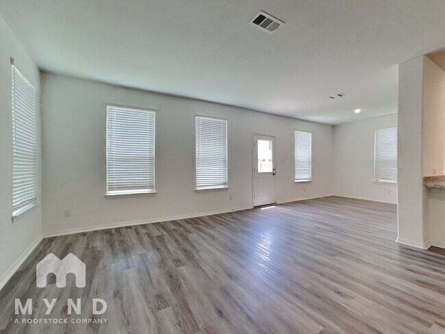 Foto del edificio - 16650 Moss Ln