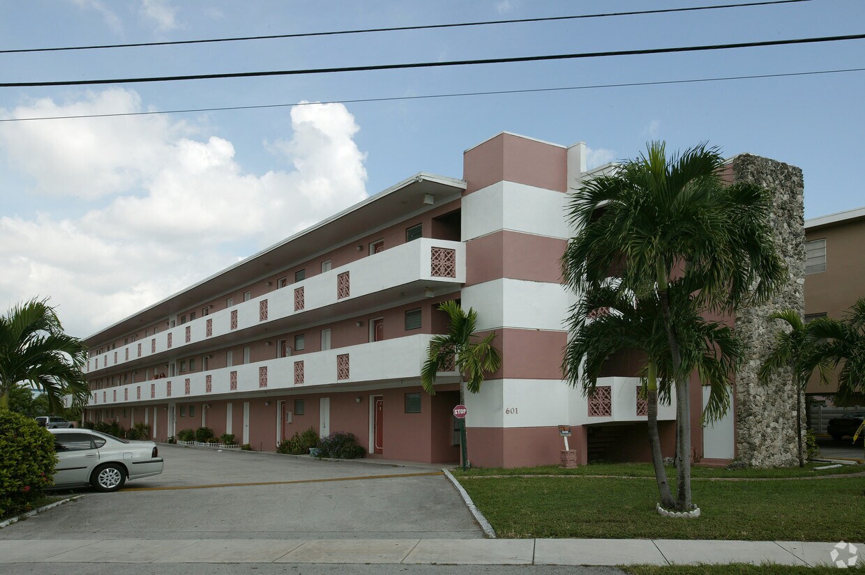 Primary Photo - 601 S Royal Poinciana Blvd