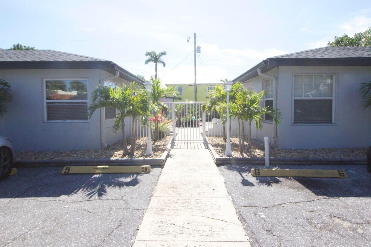 Primary Photo - 220 Walton Blvd