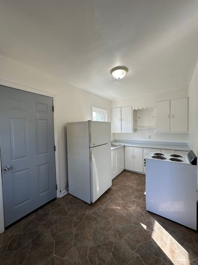 11211123 Maynard Ave Unit 1121, Waterloo, IA 50701 Room for Rent in