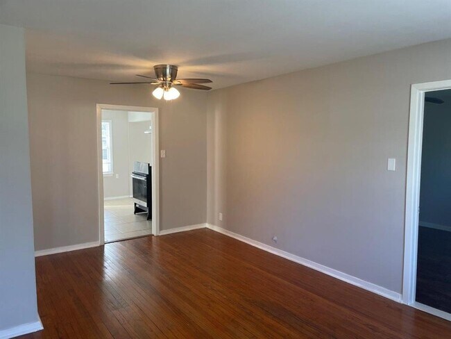Foto del edificio - 1232 Chevy Chase Dr
