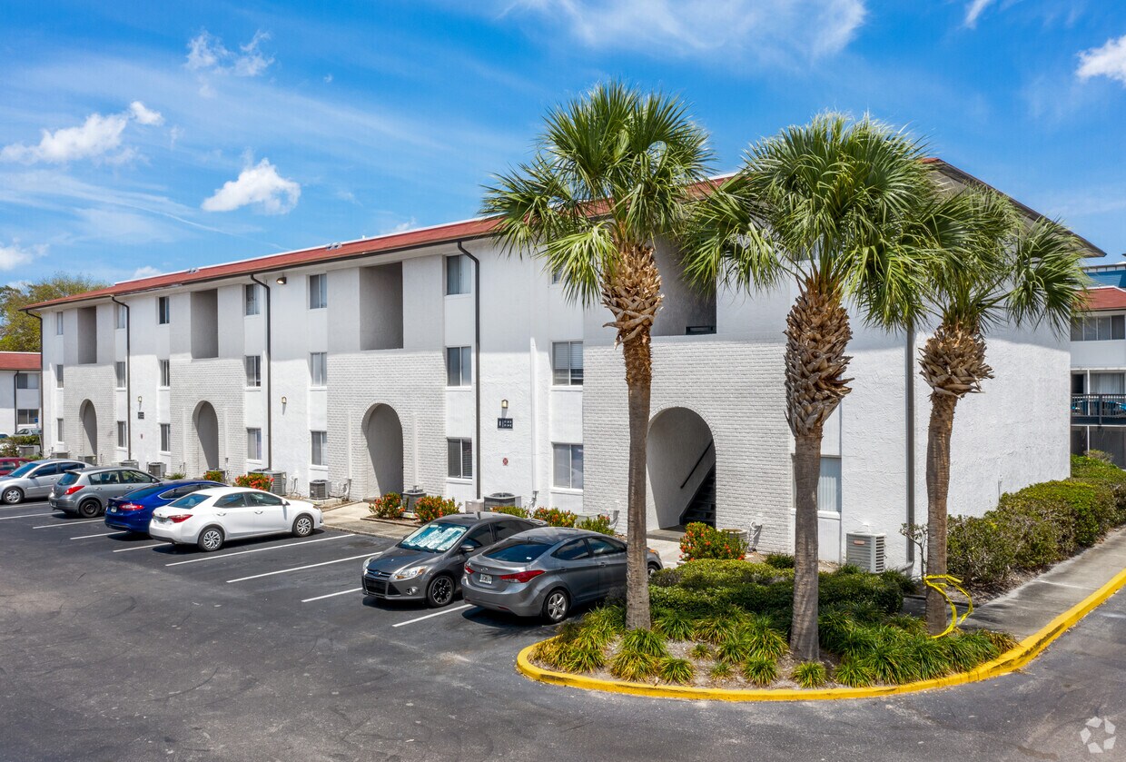 Bay Cove Apartments 19135 US 19 N Clearwater, FL