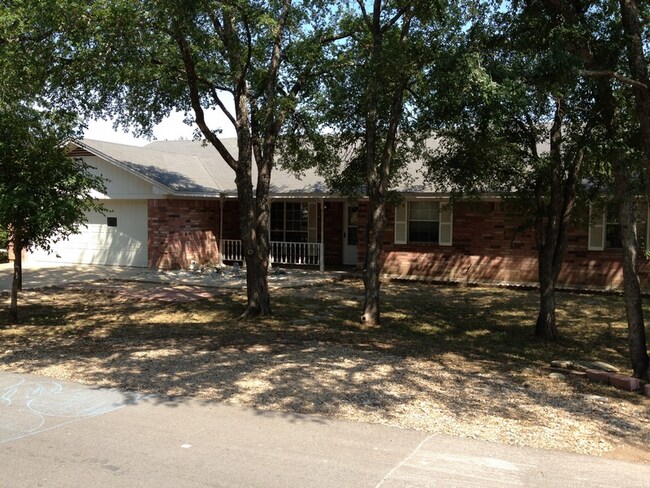 Building Photo - 2 W Shawnee Ln