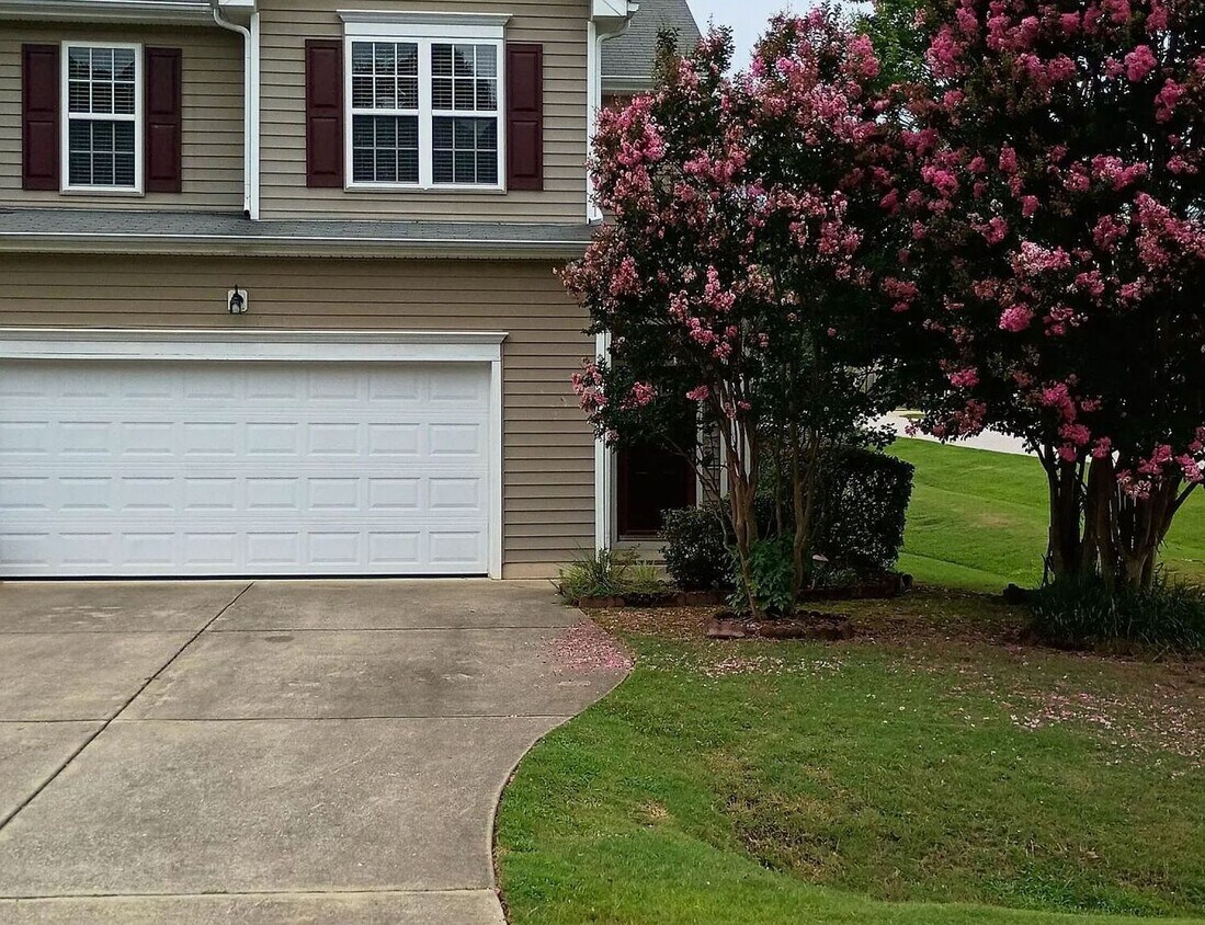 Foto principal - Sought After Riverwood Townhome!