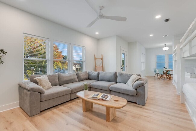 Foto del edificio - 223 E Lakeshore Dr