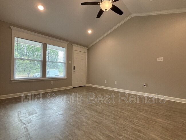 Building Photo - 105 Redbud Ct