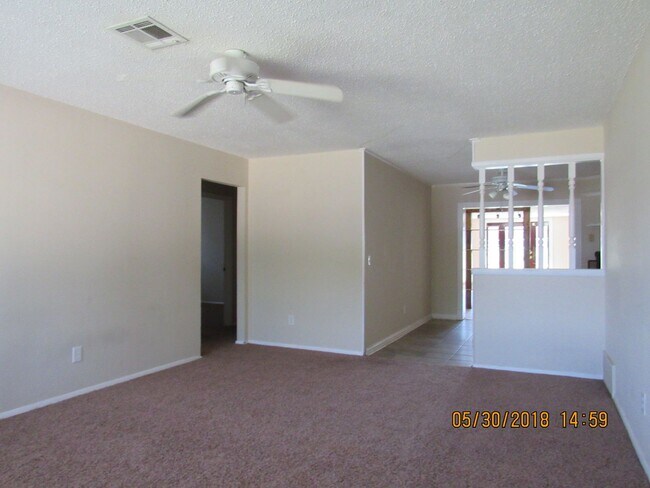 Foto del edificio - Great home in Rolling meadows with a lot o...