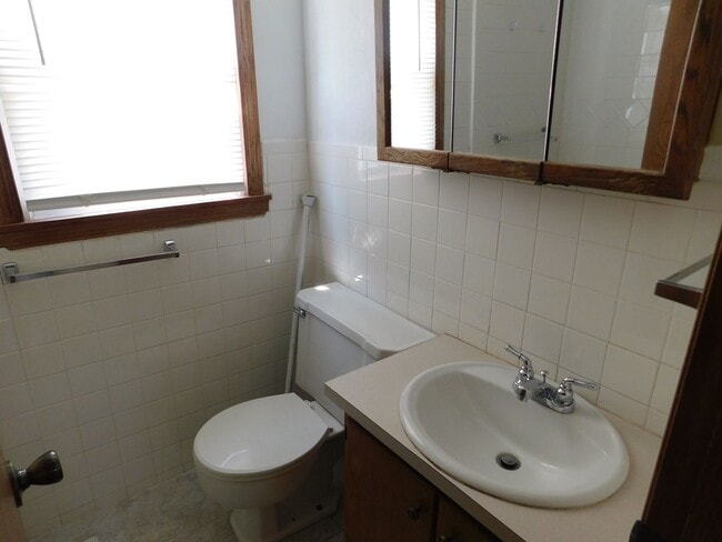 Building Photo - Nice 2-bedroom, 1-bathroom home located in...
