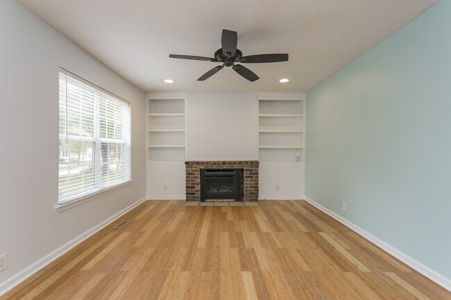 Building Photo - 602 Village Ct