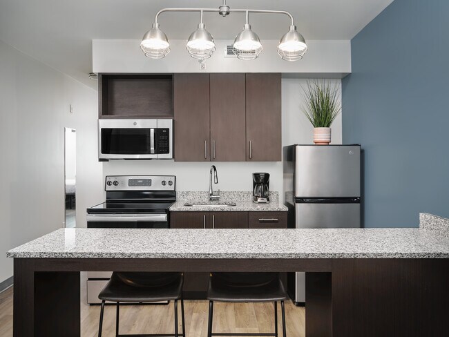 Cocina con electrodomésticos de acero inoxidable - stayAPT Suites - San Antonio-Live Oak