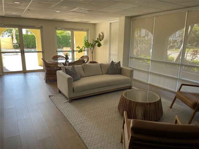 Foto del edificio - 2351 Douglas Rd