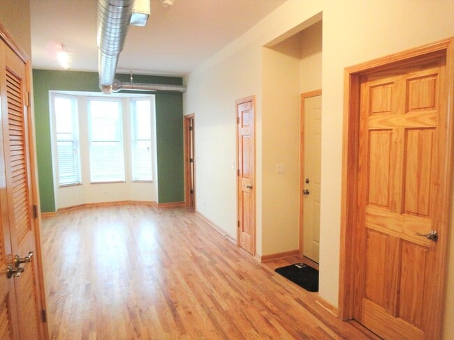 Building Photo - 1004 S Loomis St