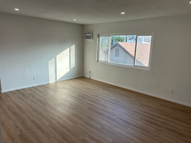 Building Photo - 2530 Carmona Ave