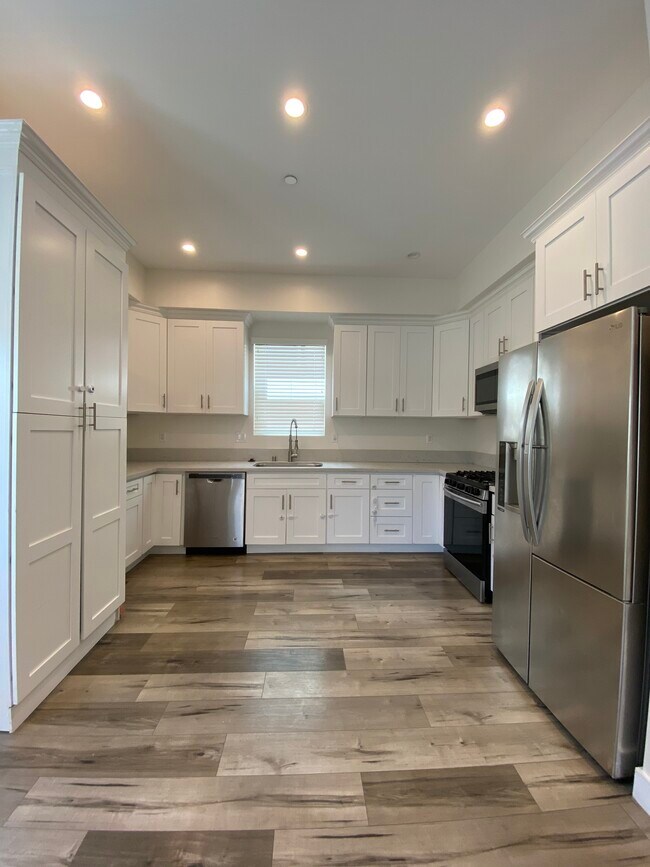 Building Photo - 3955 S Budlong Ave