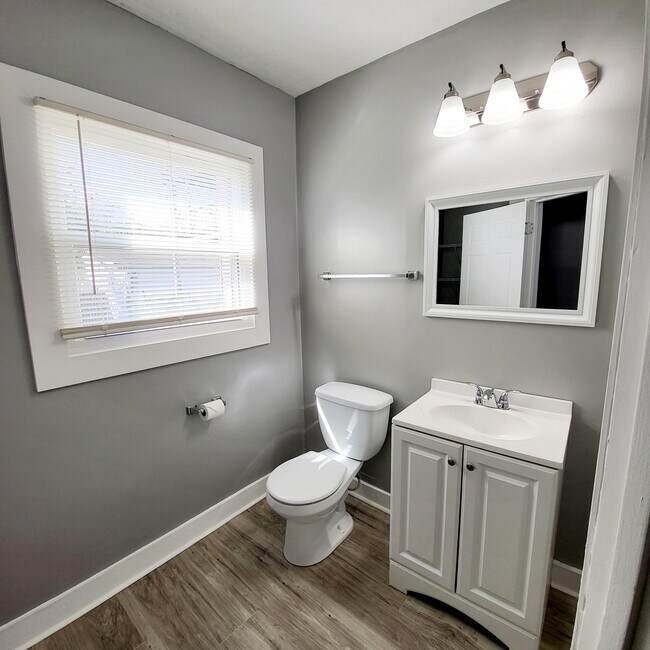 half bath - 1412 Beech St