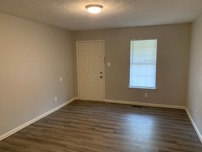 Building Photo - 27 Rushwood Dr