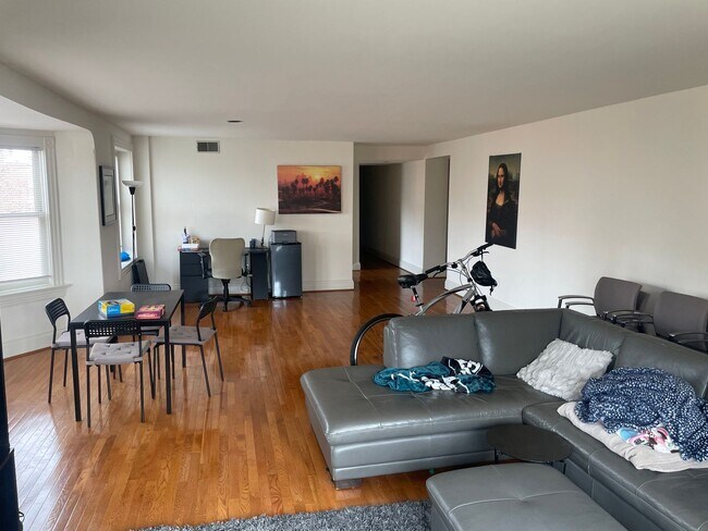 Foto del edificio - Spacious 2BR/2BTH Flat w/ HW Floors, A/C, ...