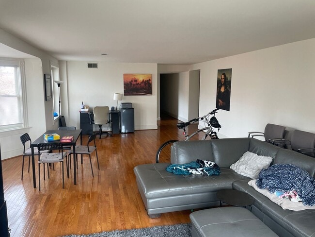 Building Photo - Spacious 2BR/2BTH Flat w/ HW Floors, A/C, ...