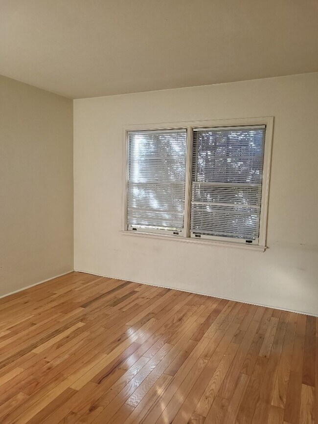 Building Photo - 700-722 Gordon Avenue