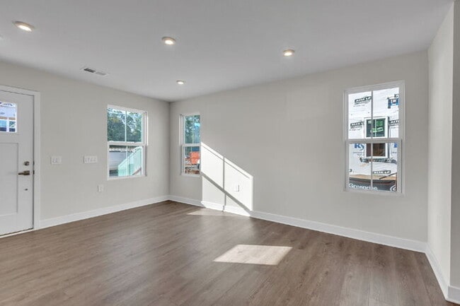 Building Photo - Charming 3-Bed Townhouse Oasis in Greenvil...